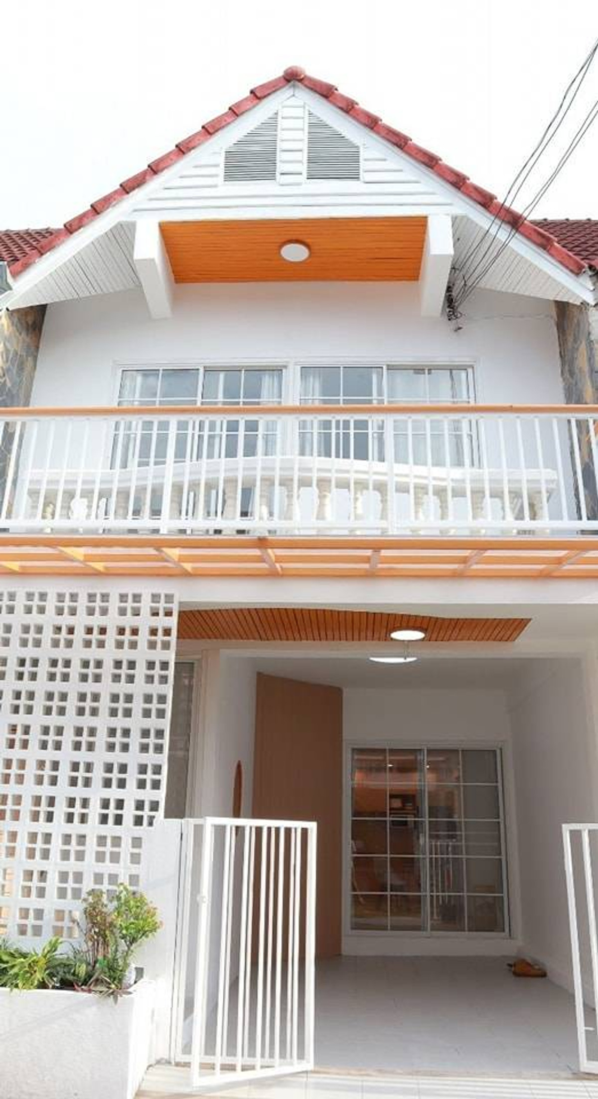 ทาวน์โฮมเชียงใหม่ : S2711 | ขาย / เช่า ทาวน์โฮม 2 ชั้น รีโนเวทสไตล์ Minimal ใกล้สนามบินเชียงใหม่เพียง 8 นาที  ทำเลสะดวก ใกล้ห้างและสถานที่สำคัญหลายแห่ง พร้อมเข้าอยู่ได้ทันที