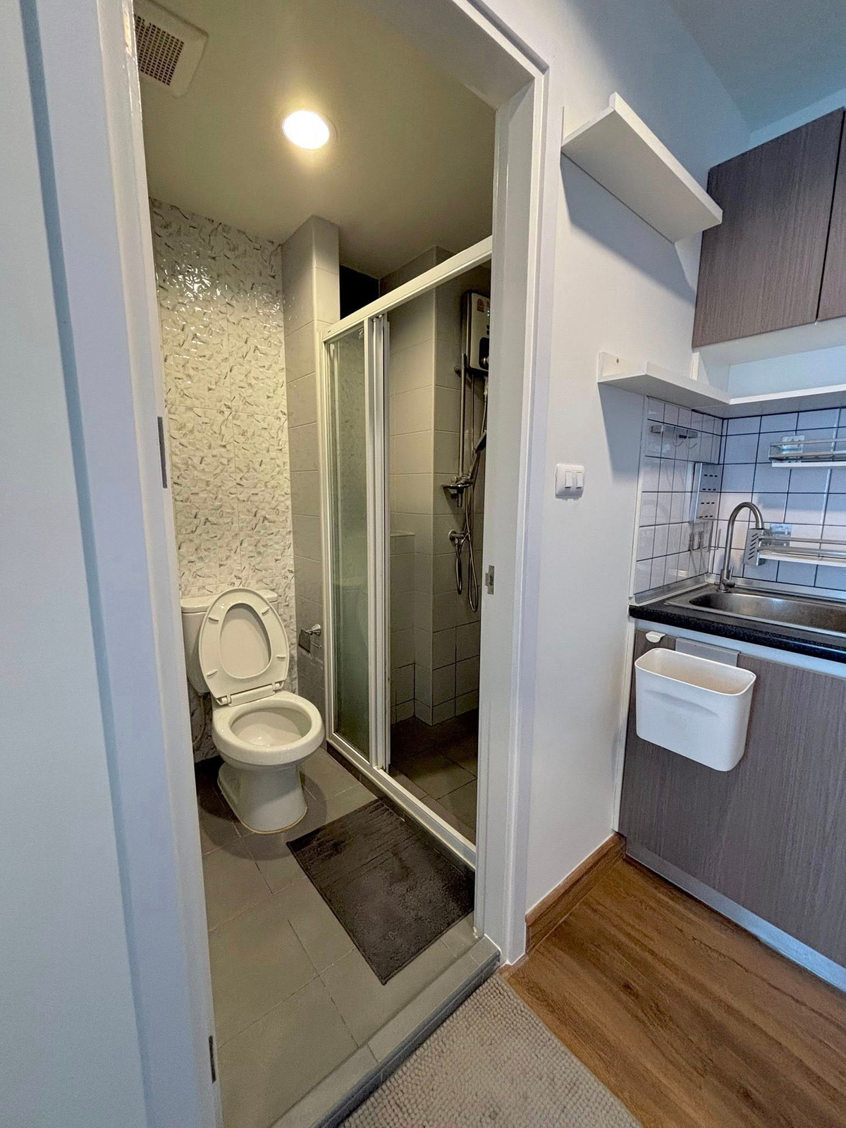 For RentCondoSamut Prakan,Samrong : For rent 📍 The Trust Condo @BTS Erawan 📍 Fully furnished with appliances. Near BTS Erawan.