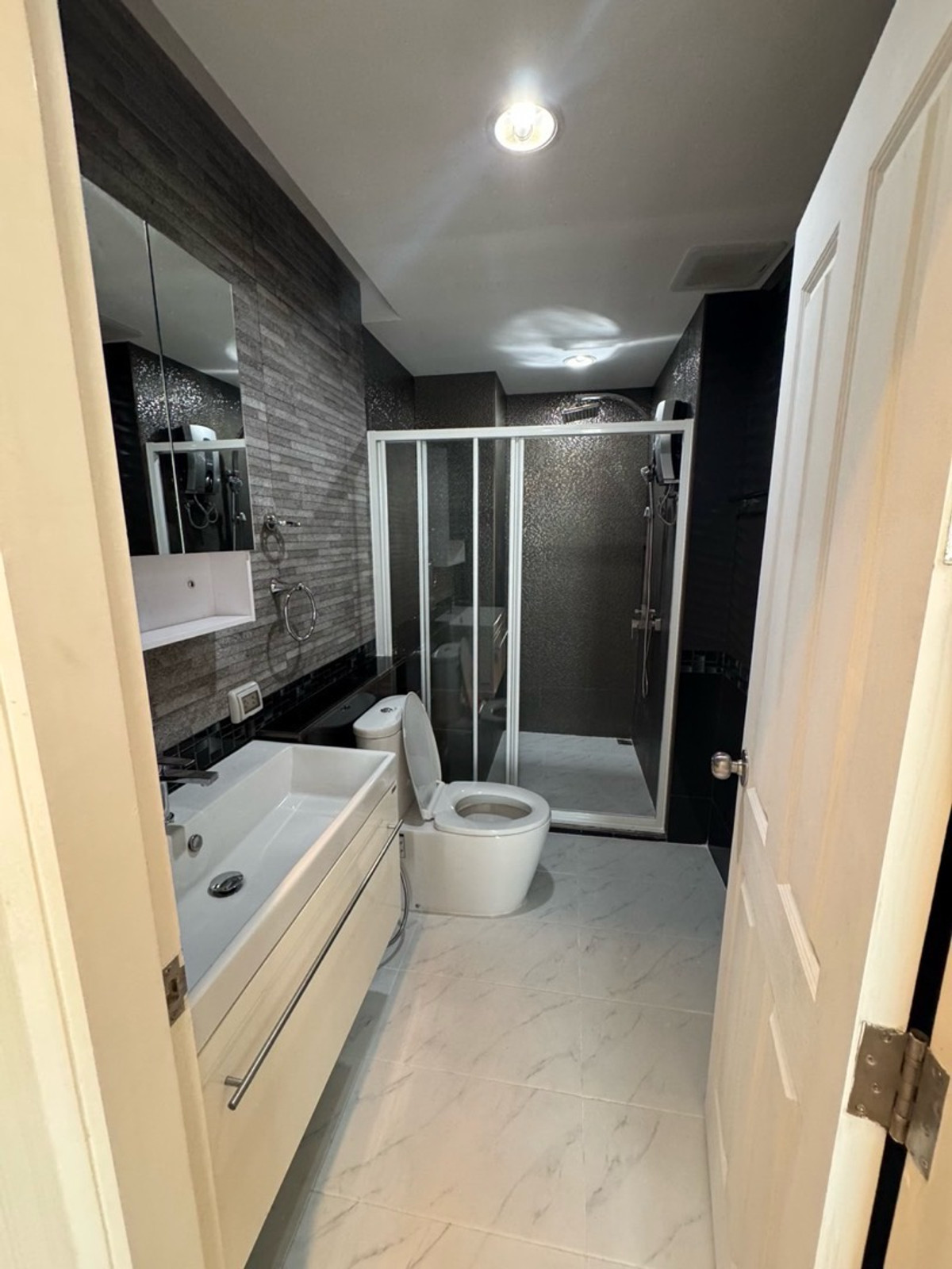 ให้เช่าคอนโดลาดพร้าว เซ็นทรัลลาดพร้าว : ให้เช่า 1 นอน ราคาดี 45 ตรม 17,000 บาท สนใจติดต่อ 0808144488