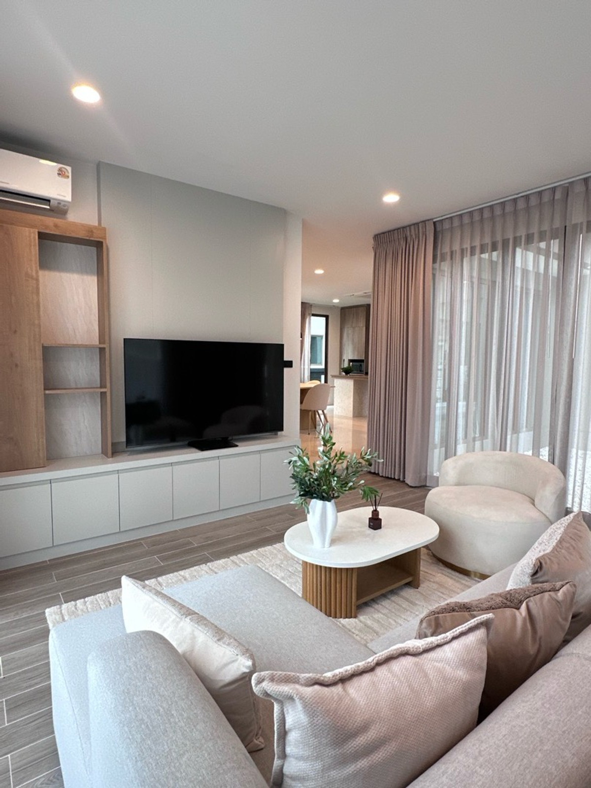 ให้เช่าบ้านพัฒนาการ ศรีนครินทร์ : ให้เช่าบ้าน 4 ห้องนอน หลังมุม ขนาด 300 ตรม ราคา 170,000 บาท สนใจนัดชม 0808144488