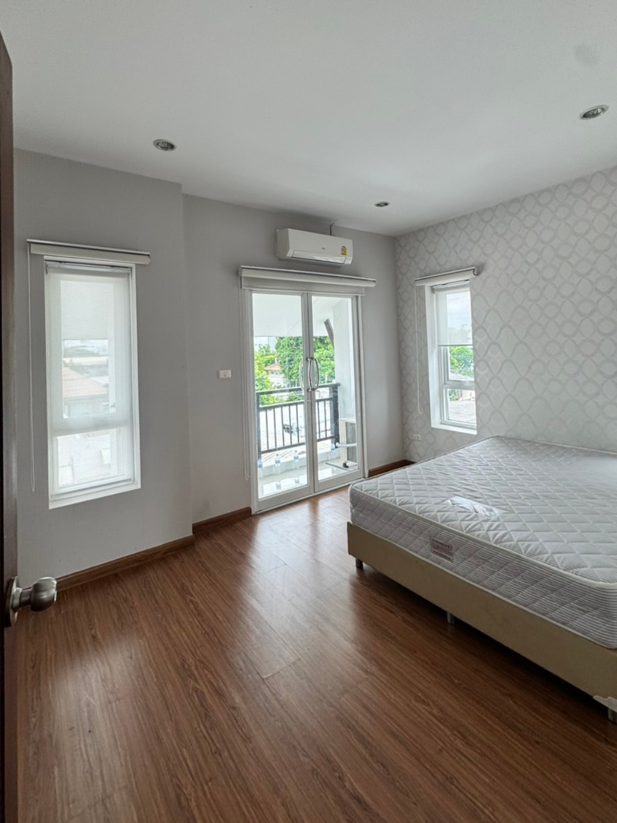 ให้เช่าทาวน์โฮมพระราม 9 เพชรบุรีตัดใหม่ RCA : ให้เช่า ทาวน์โฮม เอกมัย – ปรีดี พนมยงค์ 31 ทำเลโฮมออฟฟิศ / อยู่อาศัยใจกลางเมือง เนื้อที่ 27 ตารางวา พื้นที่ใช้สอย 178 ตร.ม.  3 ห้องนอน 3 ห้องน้ำ