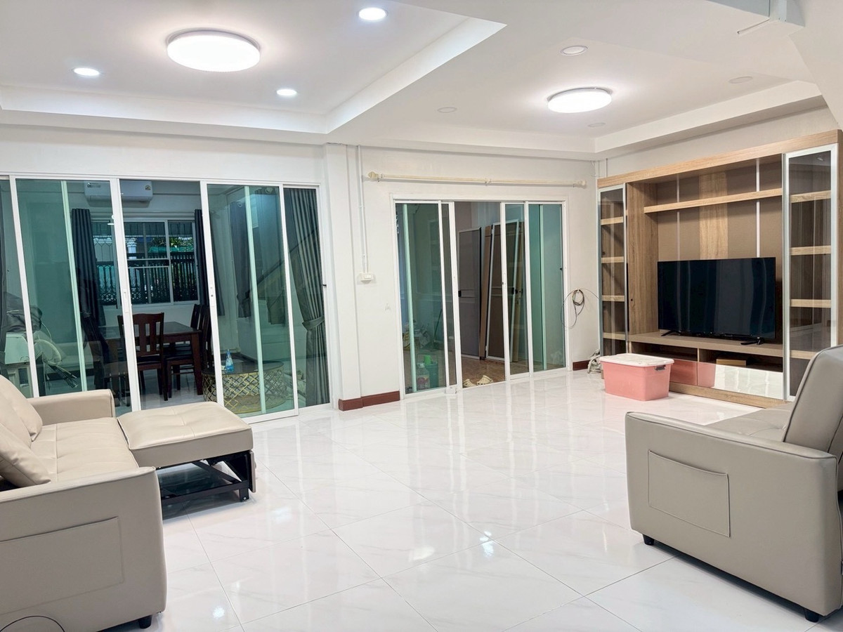 For RentHouseRatchadapisek, Huaikwang, Suttisan : 🌟Ready to move in, townhome in Yu Charoen, Huai Khwang, 5 bedrooms, 4 bathrooms, Pracharat Bamphen🌟