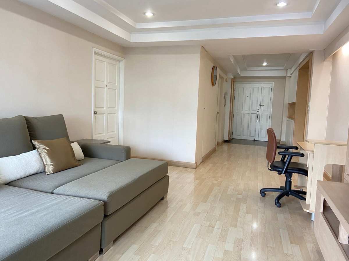 For SaleCondoSukhumvit, Asoke, Thonglor : For sale with tenant Royal Castle Sukhumvit 500 meters to BTS Phrom Phong 
 3 bedrooms, 2 bathrooms 
 140 square meters.