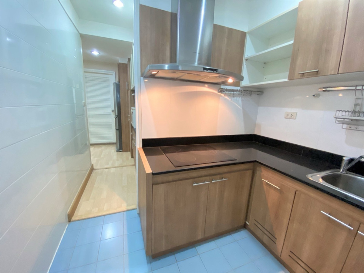 For SaleCondoSukhumvit, Asoke, Thonglor : For sale with tenant Royal Castle Sukhumvit 500 meters to BTS Phrom Phong 
 3 bedrooms, 2 bathrooms 
 140 square meters.