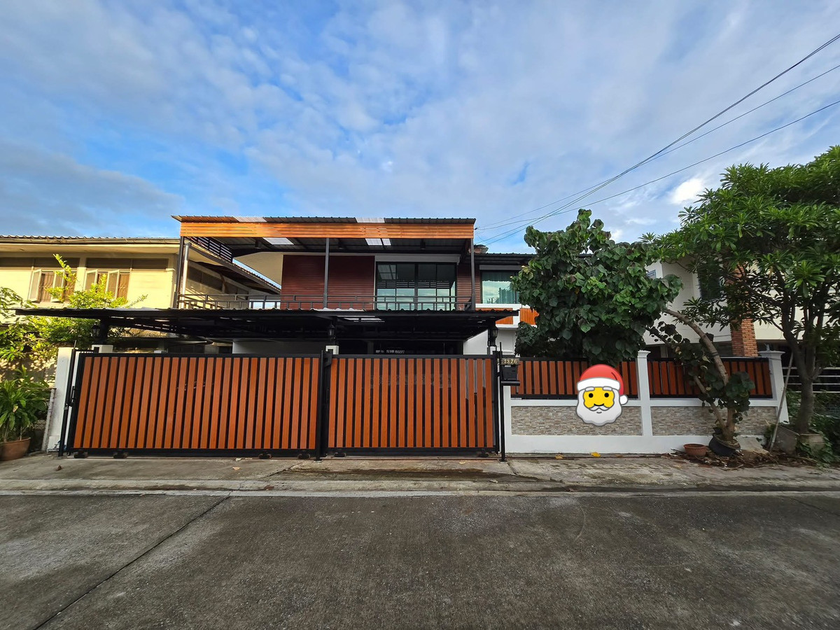 For RentHome OfficeLadprao101, Happy Land, The Mall Bang Kapi : 💼 Home Office for rent, 2 floors, Soi Sri Burapha 9, area 50 sq m, 3 bedrooms, 3 bathrooms, parking for 2–4 cars • Can register a company • Suitable for Office / Office / Residence 💸 Rent only 40,000 baht/month