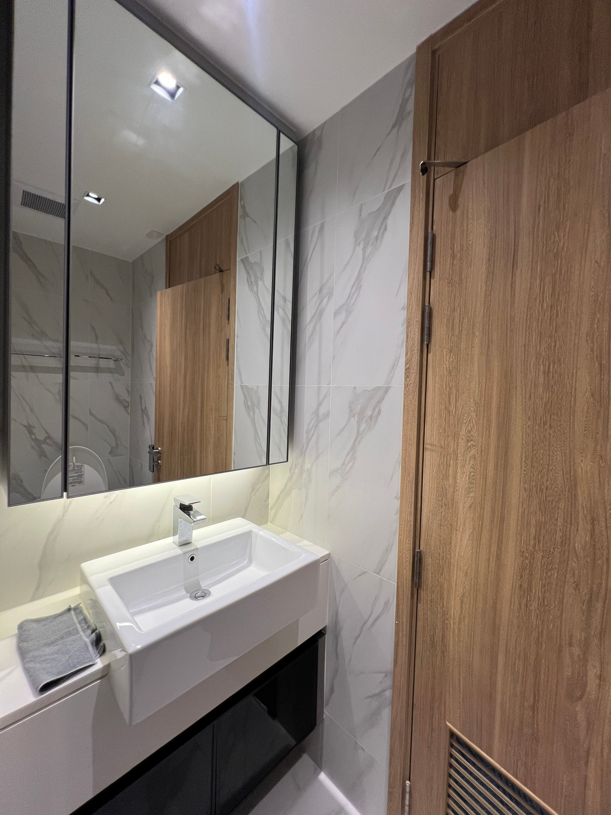 For RentCondoSukhumvit, Asoke, Thonglor : Luxury condo for rent, separated room with bathtub, Thonglor area