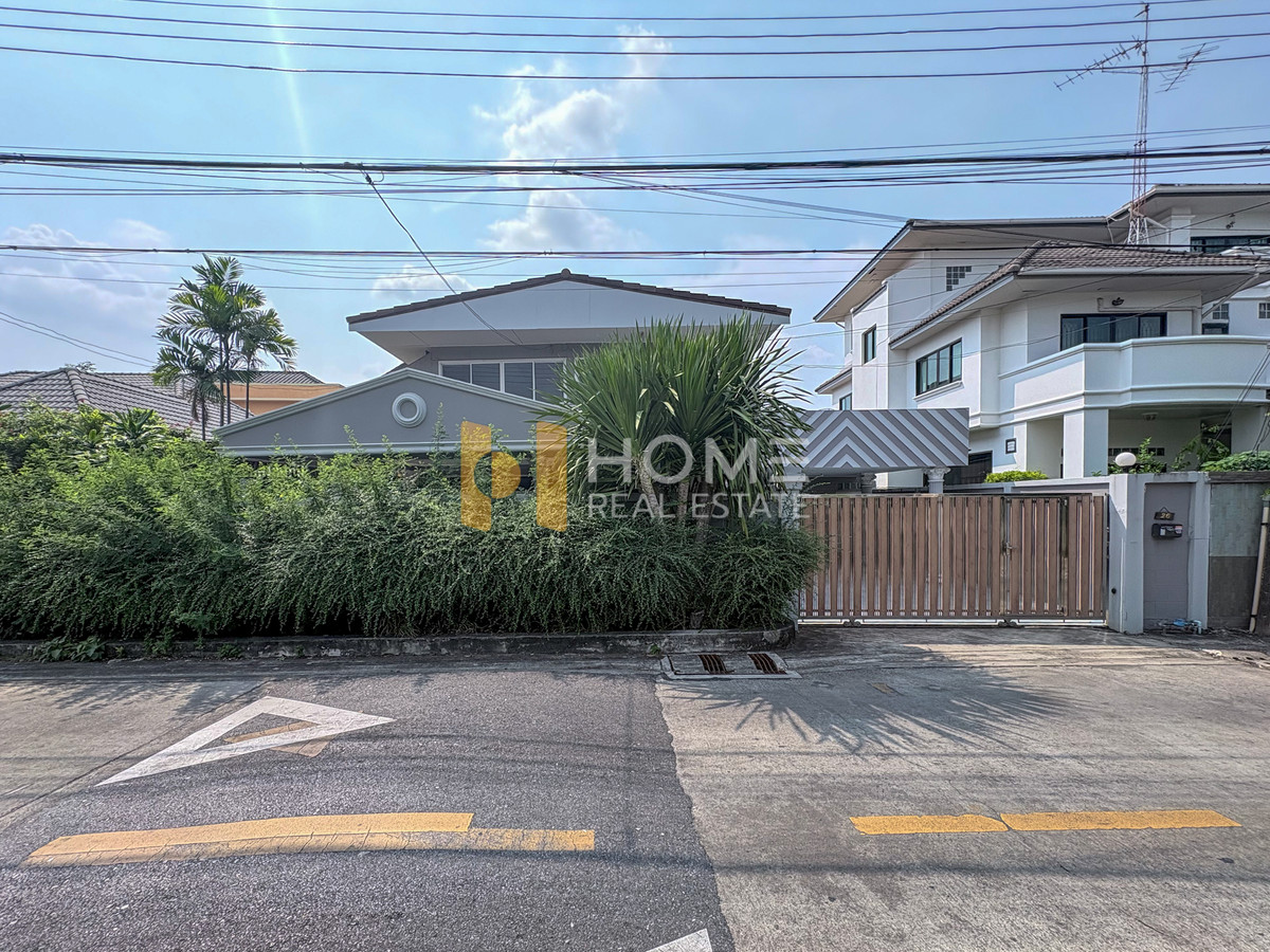 ขายบ้านเกษตรศาสตร์ รัชโยธิน : บ้าน 85 ตร.ว. ติด BTS เสนานิคม เพียง 11 นาที 🚆 บ้านเดี่ยว เสนานิคม 1 ซอย 24 แยก 11-2 / 5 ห้องนอน (ขาย), Detached House Senanikom 1 Soi 24 / 5 Bedrooms (FOR SALE) TPM331