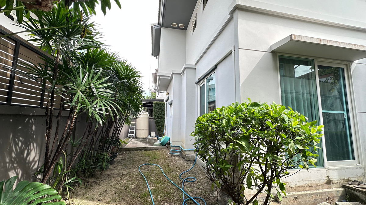 For SaleHouseLadkrabang, Suwannaphum Airport : Corner house, 57.2 sq m, 3 bedrooms, 3 bathrooms, 2-story detached house, Manthana On Nut, Wongwaen 4