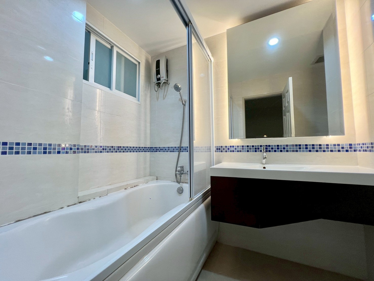 ให้เช่าคอนโดสาทร นราธิวาส : ( UL2406212 ) Tel/Line 096-2479369, ให้เช่า ไลฟ์ แอท สาทร10 , 1 ห้องนอน, 1 ห้องน้ำ, ห้องสวย , พร้อมอยู่, ราคาพิเศษ!!