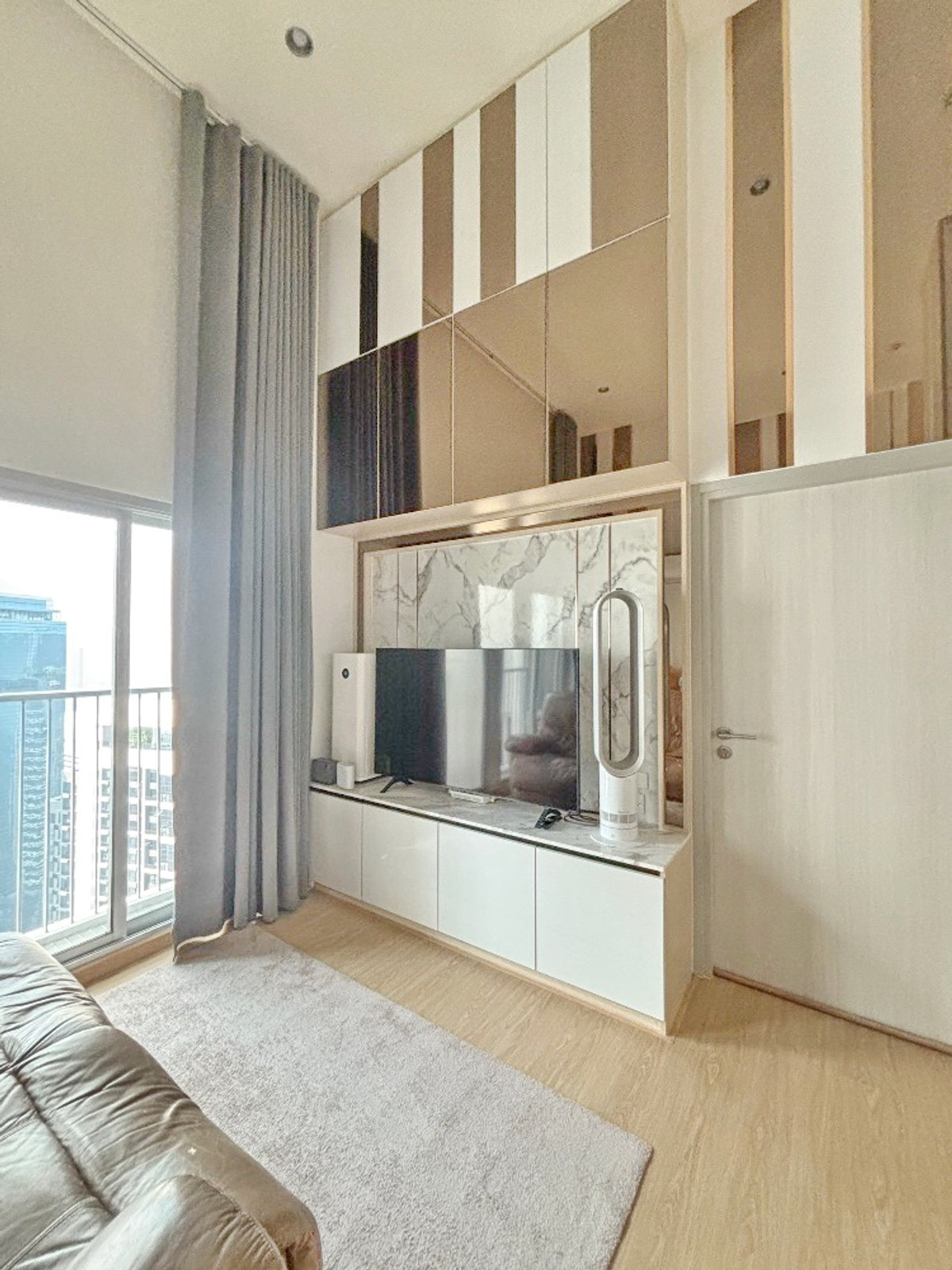 For RentCondoRatchadapisek, Huaikwang, Suttisan : 9774♛Condo for rent, 2 bedrooms♙Noble Revolve Ratchada♜MRT Cultural Center∞099-5919653,065-9423251🜲Line@sureresidence