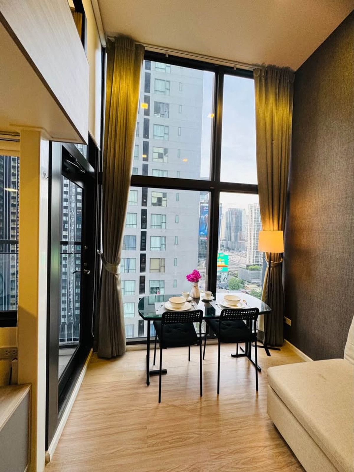 ให้เช่าคอนโดพระราม 9 เพชรบุรีตัดใหม่ RCA : for RENT : Chewathai (Duplex style High celling) 1bed1bath  ห้องสวย พร้อมเข้าอยู่ Call 095-3905490