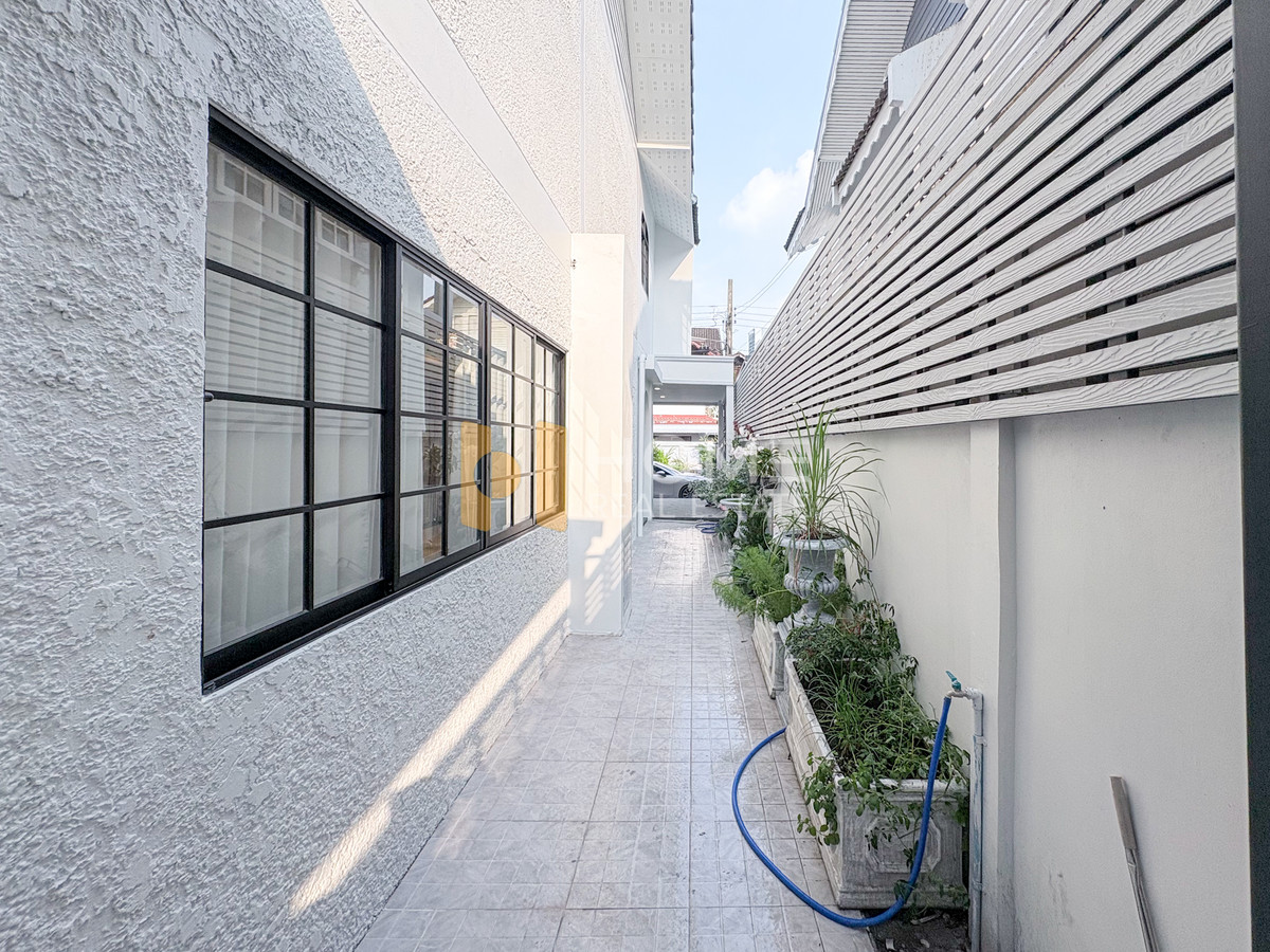 ขายบ้านลาดพร้าว เซ็นทรัลลาดพร้าว : บ้านเดี่ยวพร้อมที่ดิน นาคนิวาส 48 / 5 ห้องนอน (ขาย), Single house with land Nakniwat 48 / 5 Bedrooms (FOR SALE) TPM330