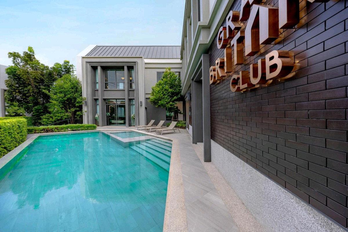 For SaleSamut Prakan,Samrong : The house is decorated and ready to move in. Semi-detached house, detached house function Grand Britannia Bangna-Suvarnabhumi