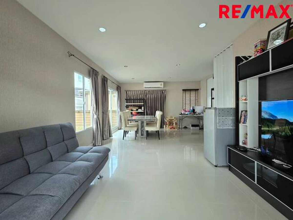 For SaleHousePathum Thani,Rangsit, Thammasat : Single house, Passorn Prestige Rangsit, Khlong 2, near Future Park Rangsit. Next to the main road Rangsit-Nakhon Nayok (not entering the alley)