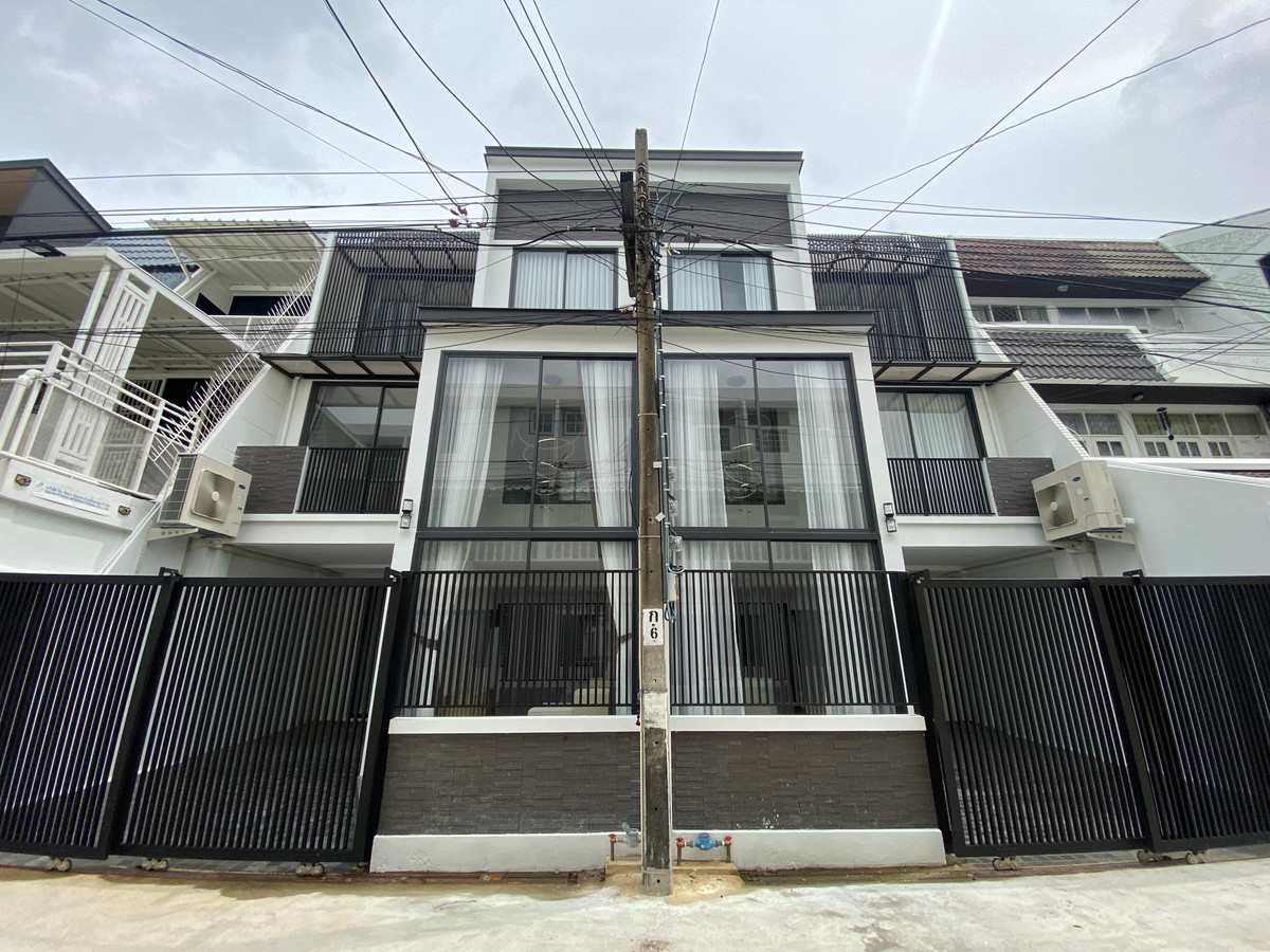 For RentTownhomeSukhumvit, Asoke, Thonglor : 🏡 Luxury Townhome for Rent – ​​Ekkamai 22 (3-Storey, Fully Renovated!) 🏡 Luxury townhome for rent, 3 floors, newly renovated, Ekkamai ✨ Ready to move in! Beautiful house, modern style