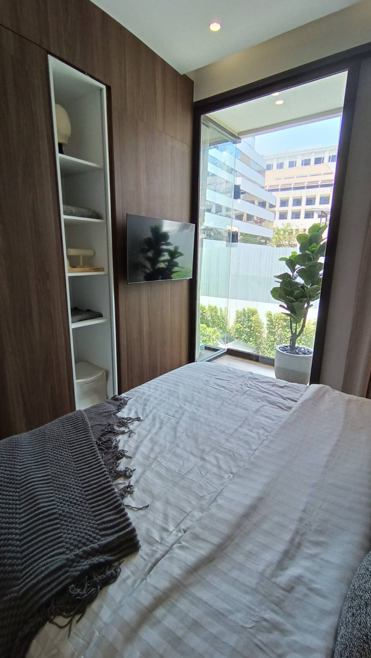 For SaleCondoSilom, Saladaeng, Bangrak : One Bed Plus at Romm Convent, a sold-out layout offered at an exceptional price ✨Romm Convent✨1 beds 1 baths, Size 60.21 sqm., near BTS / MRT Saladaeng (0.5 km) Tel.0982645161 