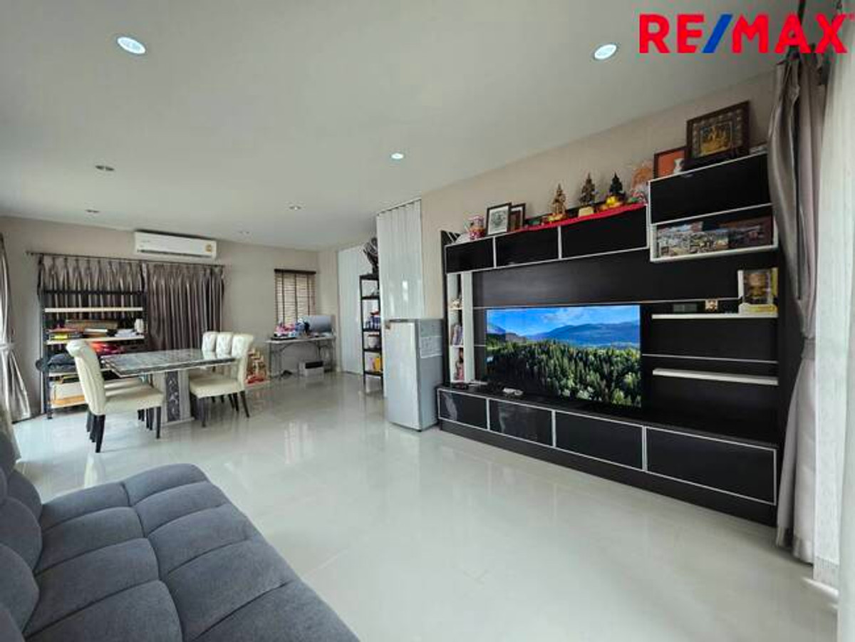 For SaleHousePathum Thani,Rangsit, Thammasat : Single house, Passorn Prestige Rangsit, Khlong 2, near Future Park Rangsit. Next to the main road Rangsit-Nakhon Nayok (not entering the alley)