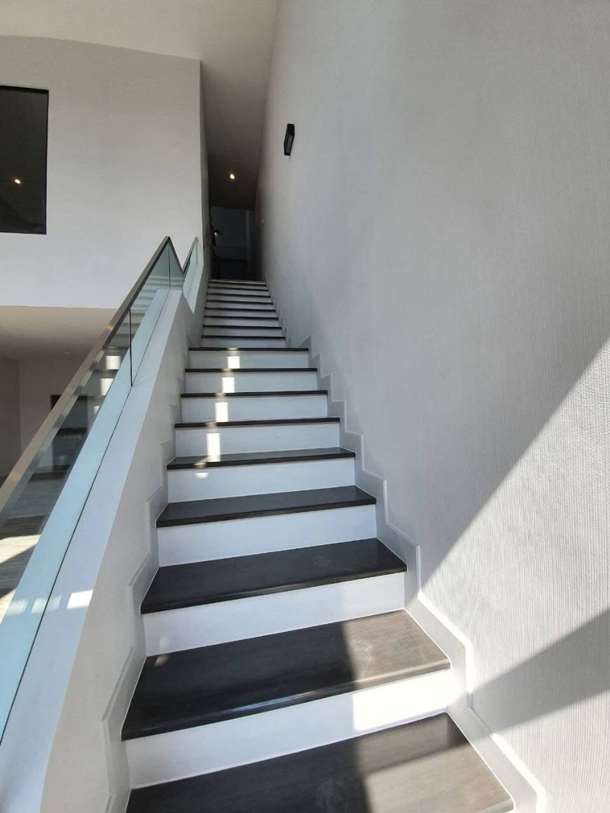 ให้เช่าบ้านปิ่นเกล้า จรัญสนิทวงศ์ : ทาวน์โฮม พรีเมี่ยม โถงสูง6.5เมตร 3ห้องนอน 4ห้องน้ำ ถนนปลายบาง มีแค่ 69 หลังในโครงการเท่านั้น 