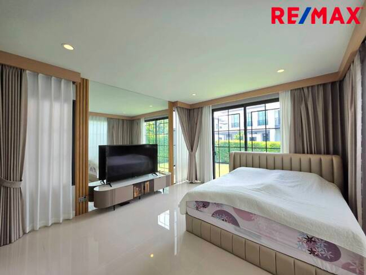 For SaleHousePathum Thani,Rangsit, Thammasat : Single house for sale, Setthasiri Project, Bangkok-Pathum Thani, special price, house age only 1 year.