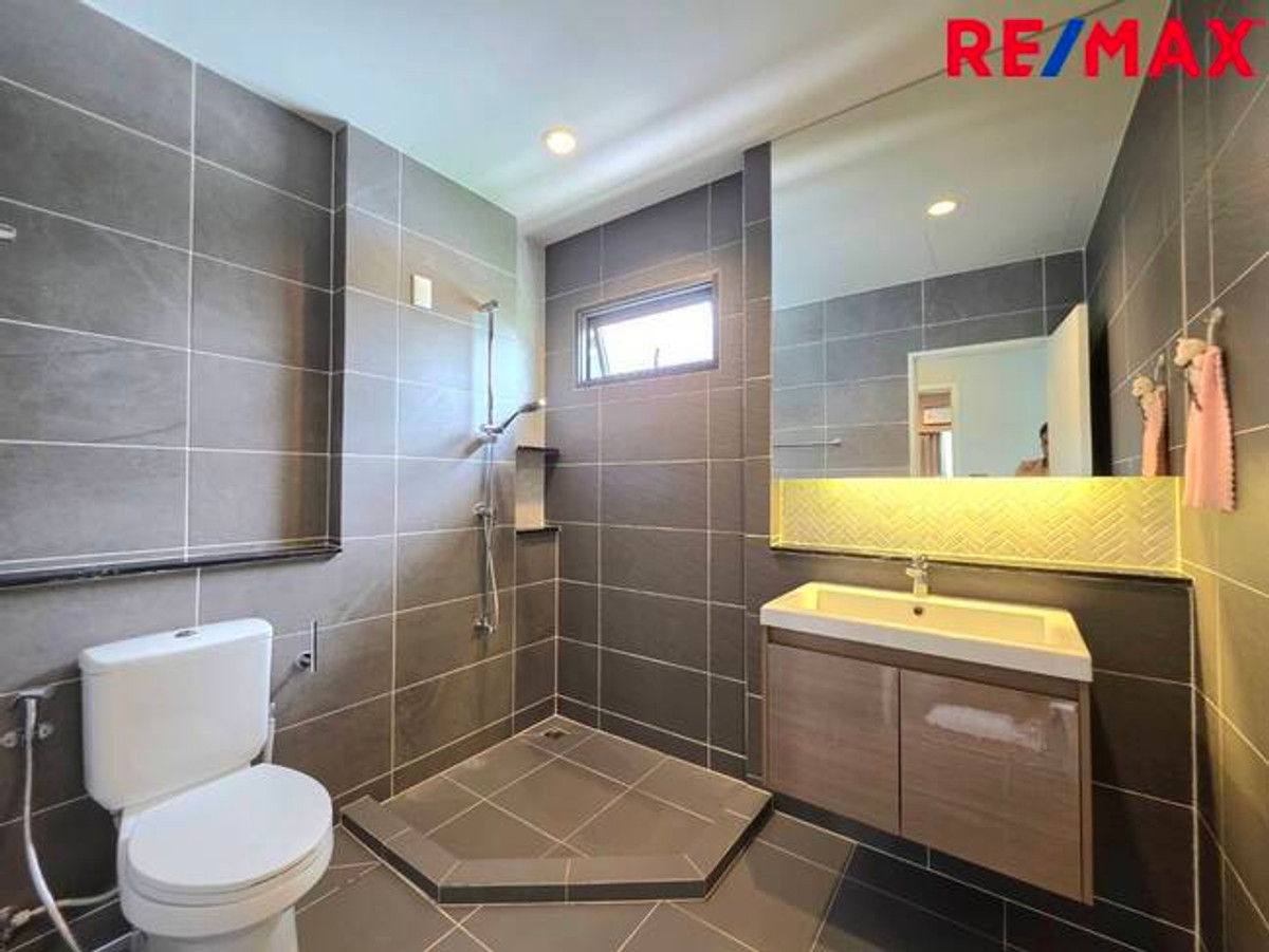 For SaleHousePathum Thani,Rangsit, Thammasat : Single house for sale, Setthasiri Project, Bangkok-Pathum Thani, special price, house age only 1 year.