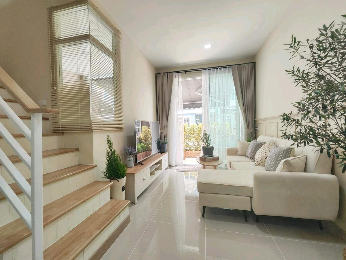 For RentTownhomePathum Thani,Rangsit, Thammasat : 2-story townhome with furniture, beautifully decorated, for rent in Pathum Thani-Thanyaburi area. Near Future Park Rangsit, only 1.6 km.