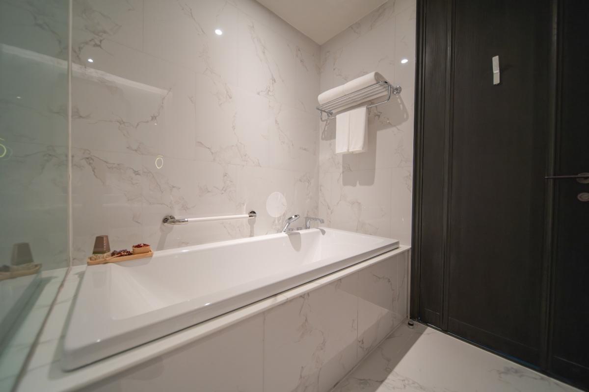 ให้เช่าคอนโดสุขุมวิท อโศก ทองหล่อ : 🔥ให้เช่าด่วน🔥LA CLEF Studio Deluxe 38 ตร.ม. ใกล้ BTS ทองหล่อ 150 เมตร ห้องสวยพร้อมเข้าอยู่ + ฟรี Wi-fi + ทำความสะอาด 3 ครั้ง/สัปดาห์ + เลี้ยงสัตว์ได้