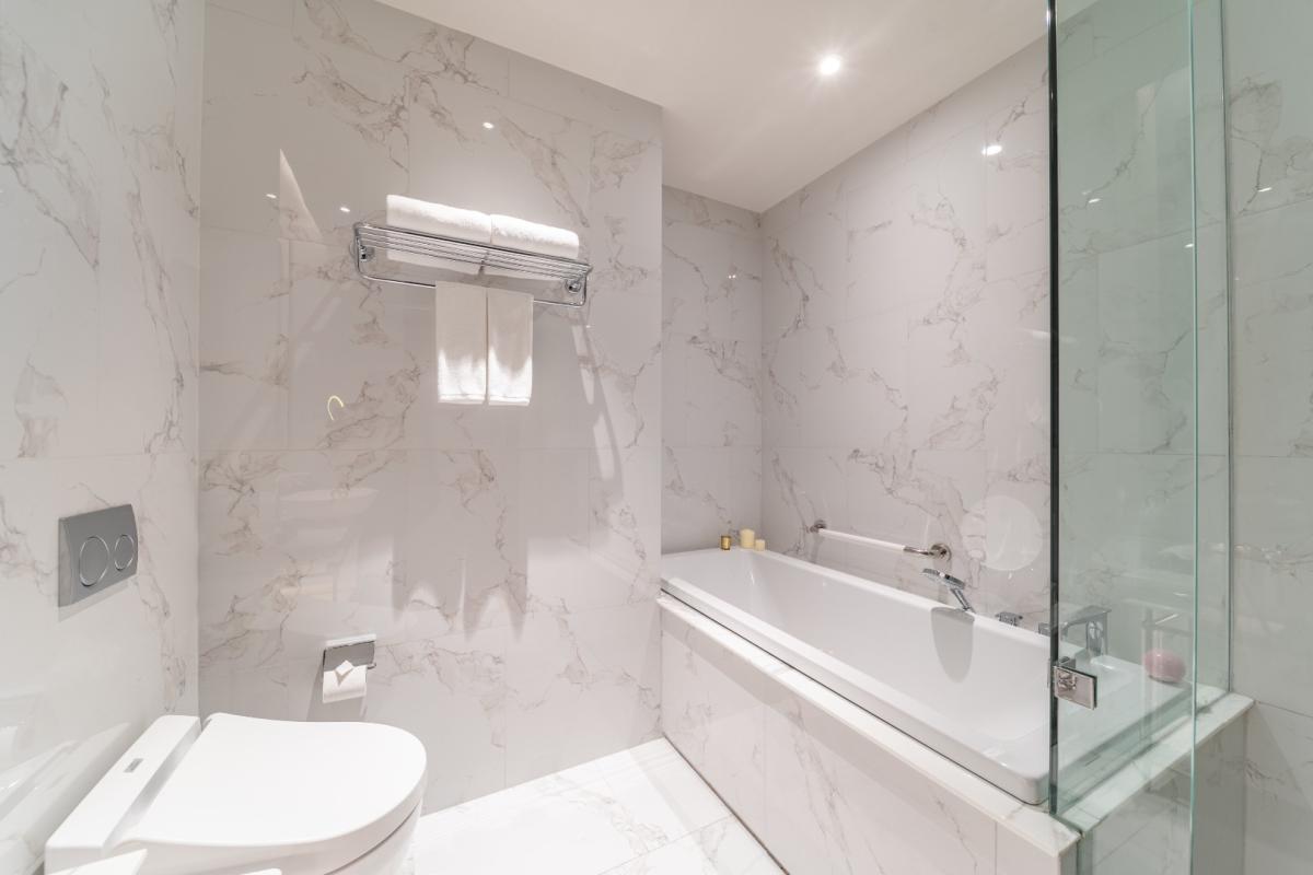 ให้เช่าคอนโดสุขุมวิท อโศก ทองหล่อ : 🔥ให้เช่าด่วน🔥LA CLEF Two - Bedroom Suite 65 ตร.ม. ใกล้ BTS ทองหล่อ 150 เมตร ห้องสวยพร้อมเข้าอยู่ + ฟรี Wi-fi + ทำความสะอาด 3 ครั้ง/สัปดาห์ + เลี้ยงสัตว์ได้