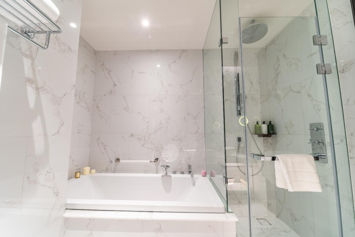 ให้เช่าคอนโดสุขุมวิท อโศก ทองหล่อ : 🔥ให้เช่าด่วน🔥LA CLEF Two - Bedroom Suite 65 ตร.ม. ใกล้ BTS ทองหล่อ 150 เมตร ห้องสวยพร้อมเข้าอยู่ + ฟรี Wi-fi + ทำความสะอาด 3 ครั้ง/สัปดาห์ + เลี้ยงสัตว์ได้