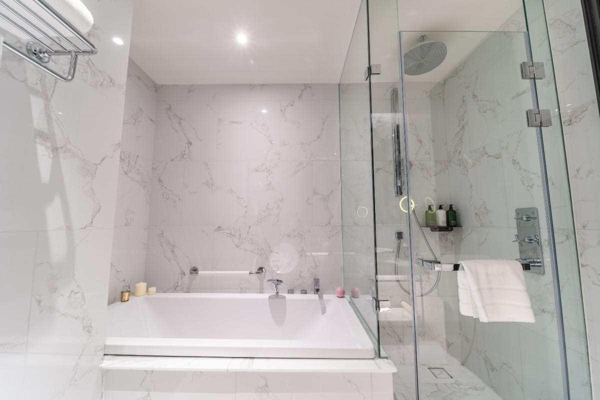 ให้เช่าคอนโดสุขุมวิท อโศก ทองหล่อ : 🔥ให้เช่าด่วน🔥LA CLEF Two - Bedroom Suite 65 ตร.ม. ใกล้ BTS ทองหล่อ 150 เมตร ห้องสวยพร้อมเข้าอยู่ + ฟรี Wi-fi + ทำความสะอาด 3 ครั้ง/สัปดาห์ + เลี้ยงสัตว์ได้