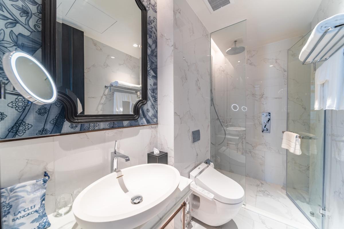 ให้เช่าคอนโดสุขุมวิท อโศก ทองหล่อ : 🔥ให้เช่าด่วน🔥LA CLEF Two - Bedroom Suite 65 ตร.ม. ใกล้ BTS ทองหล่อ 150 เมตร ห้องสวยพร้อมเข้าอยู่ + ฟรี Wi-fi + ทำความสะอาด 3 ครั้ง/สัปดาห์ + เลี้ยงสัตว์ได้