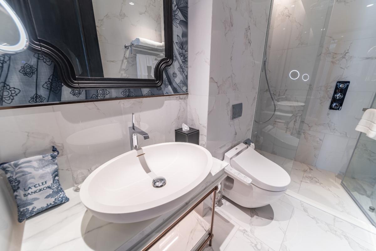 ให้เช่าคอนโดสุขุมวิท อโศก ทองหล่อ : 🔥ให้เช่าด่วน🔥LA CLEF Two - Bedroom Suite 65 ตร.ม. ใกล้ BTS ทองหล่อ 150 เมตร ห้องสวยพร้อมเข้าอยู่ + ฟรี Wi-fi + ทำความสะอาด 3 ครั้ง/สัปดาห์ + เลี้ยงสัตว์ได้