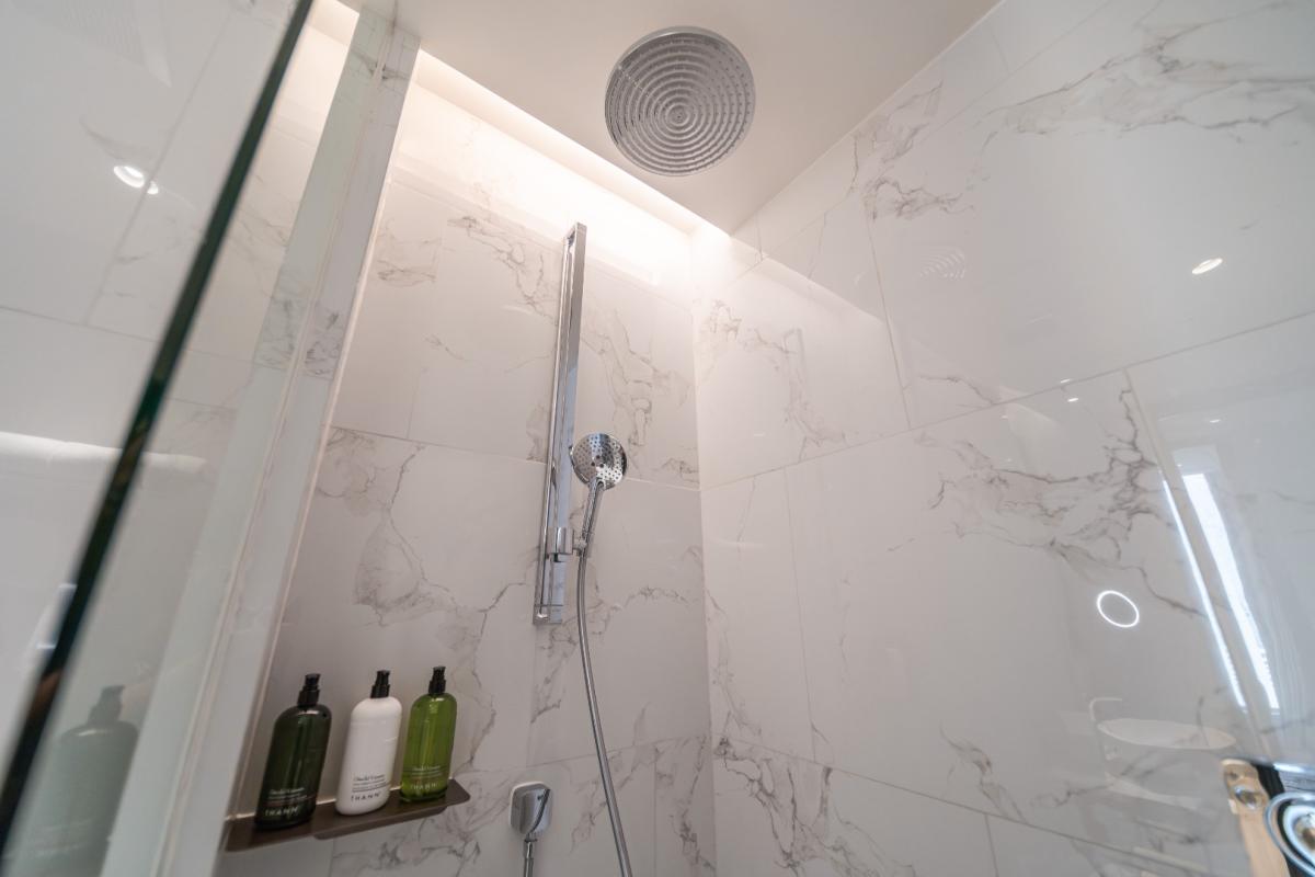 ให้เช่าคอนโดสุขุมวิท อโศก ทองหล่อ : 🔥ให้เช่าด่วน🔥LA CLEF Two - Bedroom Suite 65 ตร.ม. ใกล้ BTS ทองหล่อ 150 เมตร ห้องสวยพร้อมเข้าอยู่ + ฟรี Wi-fi + ทำความสะอาด 3 ครั้ง/สัปดาห์ + เลี้ยงสัตว์ได้