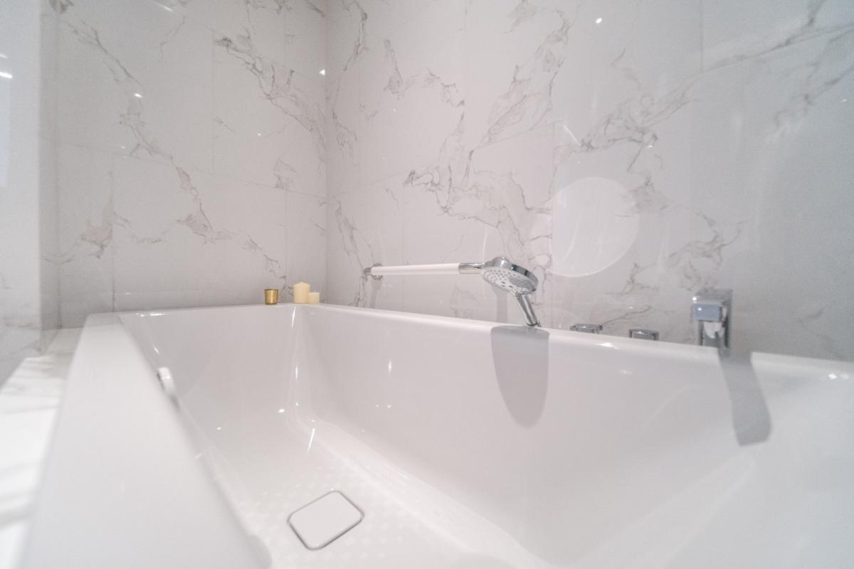 ให้เช่าคอนโดสุขุมวิท อโศก ทองหล่อ : 🔥ให้เช่าด่วน🔥LA CLEF Two - Bedroom Suite 65 ตร.ม. ใกล้ BTS ทองหล่อ 150 เมตร ห้องสวยพร้อมเข้าอยู่ + ฟรี Wi-fi + ทำความสะอาด 3 ครั้ง/สัปดาห์ + เลี้ยงสัตว์ได้