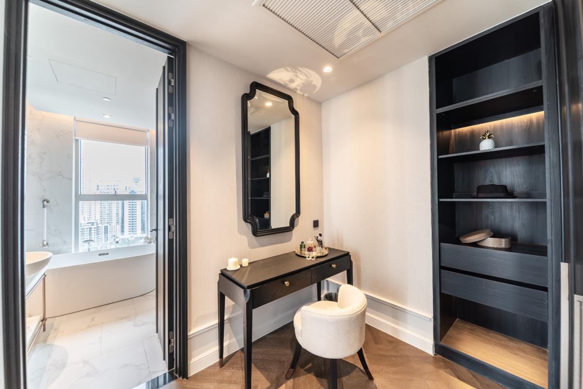 For RentCondoSukhumvit, Asoke, Thonglor : 🔥For Rent Now🔥 LA CLEF Two-Bedroom Premier, 95 sq.m., 150 meters from BTS Thonglor. Beautiful unit, ready to move in + Free Wi-fi + Cleaning 3 times/week + Pets allowed.