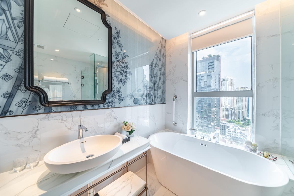 For RentCondoSukhumvit, Asoke, Thonglor : 🔥For Rent Now🔥 LA CLEF Two-Bedroom Premier, 95 sq.m., 150 meters from BTS Thonglor. Beautiful unit, ready to move in + Free Wi-fi + Cleaning 3 times/week + Pets allowed.