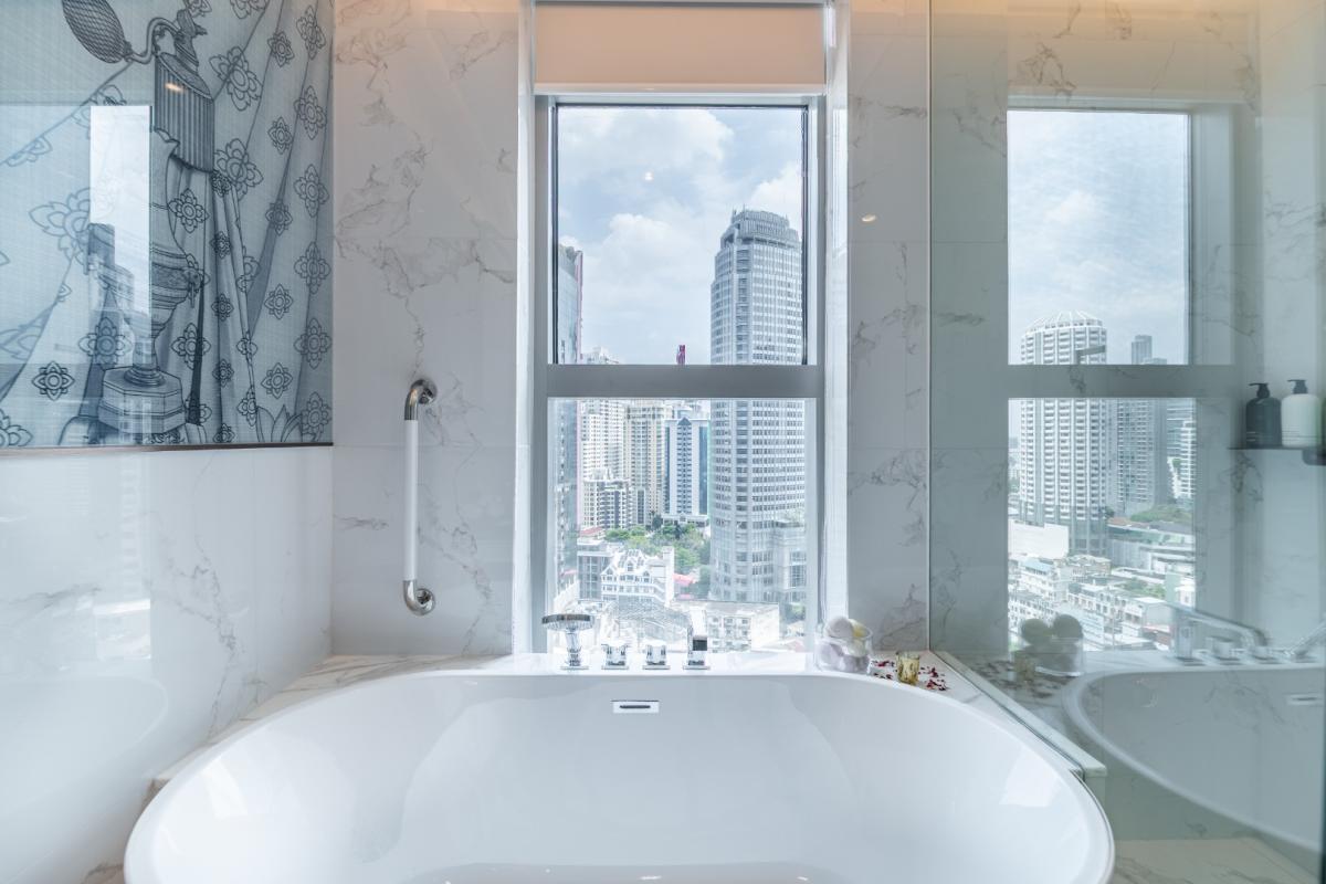 For RentCondoSukhumvit, Asoke, Thonglor : 🔥For Rent Now🔥 LA CLEF Two-Bedroom Premier, 95 sq.m., 150 meters from BTS Thonglor. Beautiful unit, ready to move in + Free Wi-fi + Cleaning 3 times/week + Pets allowed.