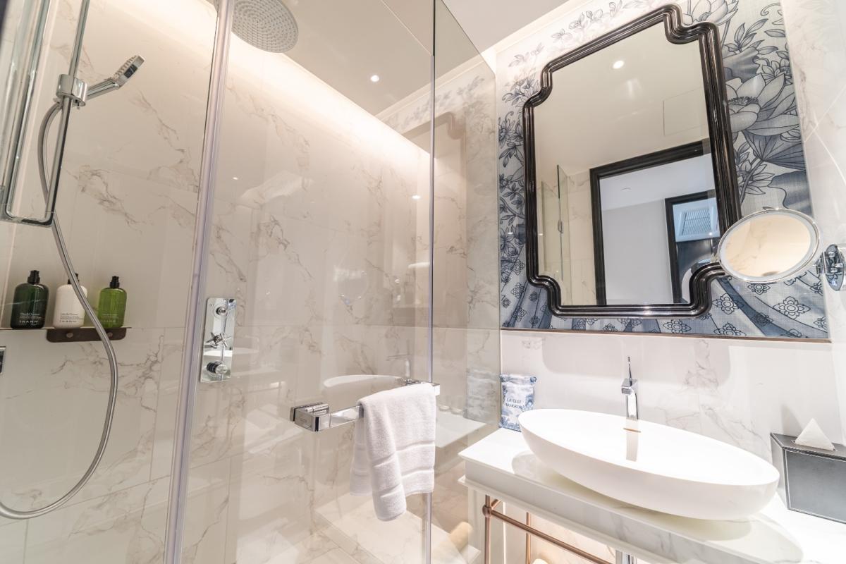 For RentCondoSukhumvit, Asoke, Thonglor : 🔥For Rent Now🔥 LA CLEF Two-Bedroom Premier, 95 sq.m., 150 meters from BTS Thonglor. Beautiful unit, ready to move in + Free Wi-fi + Cleaning 3 times/week + Pets allowed.