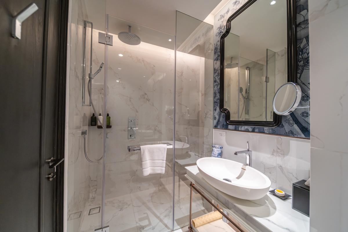 For RentCondoSukhumvit, Asoke, Thonglor : 🔥For Rent Now🔥 LA CLEF Two-Bedroom Premier, 95 sq.m., 150 meters from BTS Thonglor. Beautiful unit, ready to move in + Free Wi-fi + Cleaning 3 times/week + Pets allowed.