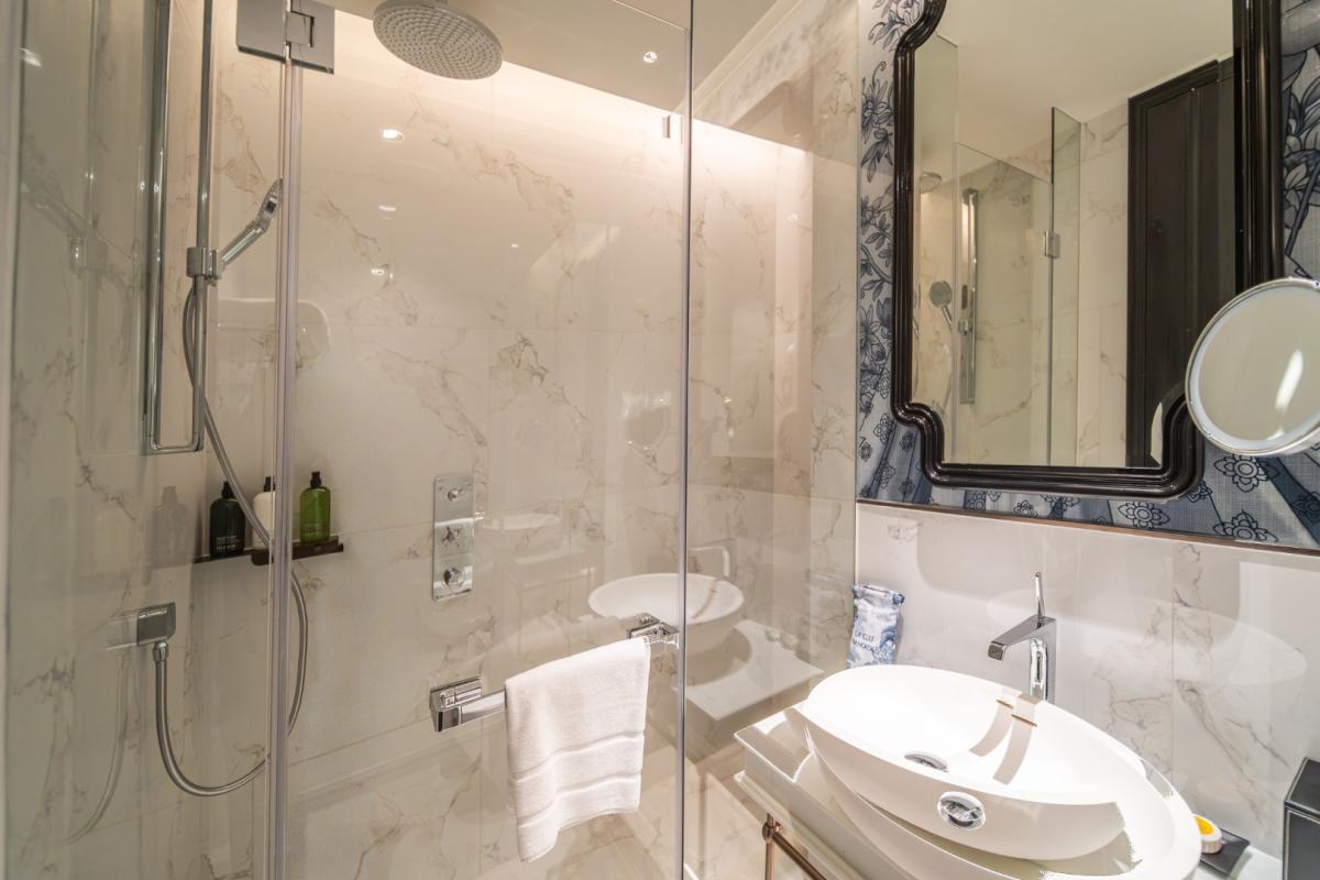 For RentCondoSukhumvit, Asoke, Thonglor : 🔥For Rent Now🔥 LA CLEF Two-Bedroom Premier, 95 sq.m., 150 meters from BTS Thonglor. Beautiful unit, ready to move in + Free Wi-fi + Cleaning 3 times/week + Pets allowed.