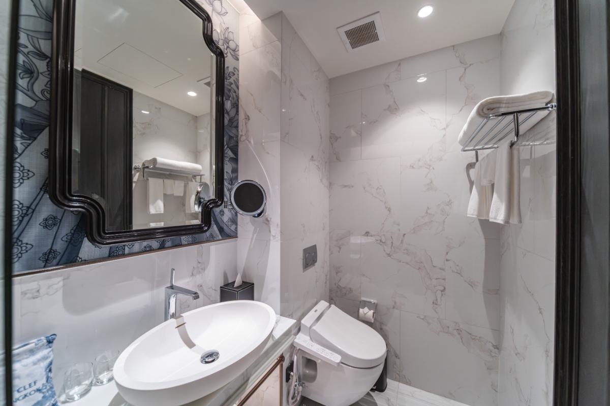 For RentCondoSukhumvit, Asoke, Thonglor : 🔥For Rent Now🔥 LA CLEF Two-Bedroom Premier, 95 sq.m., 150 meters from BTS Thonglor. Beautiful unit, ready to move in + Free Wi-fi + Cleaning 3 times/week + Pets allowed.