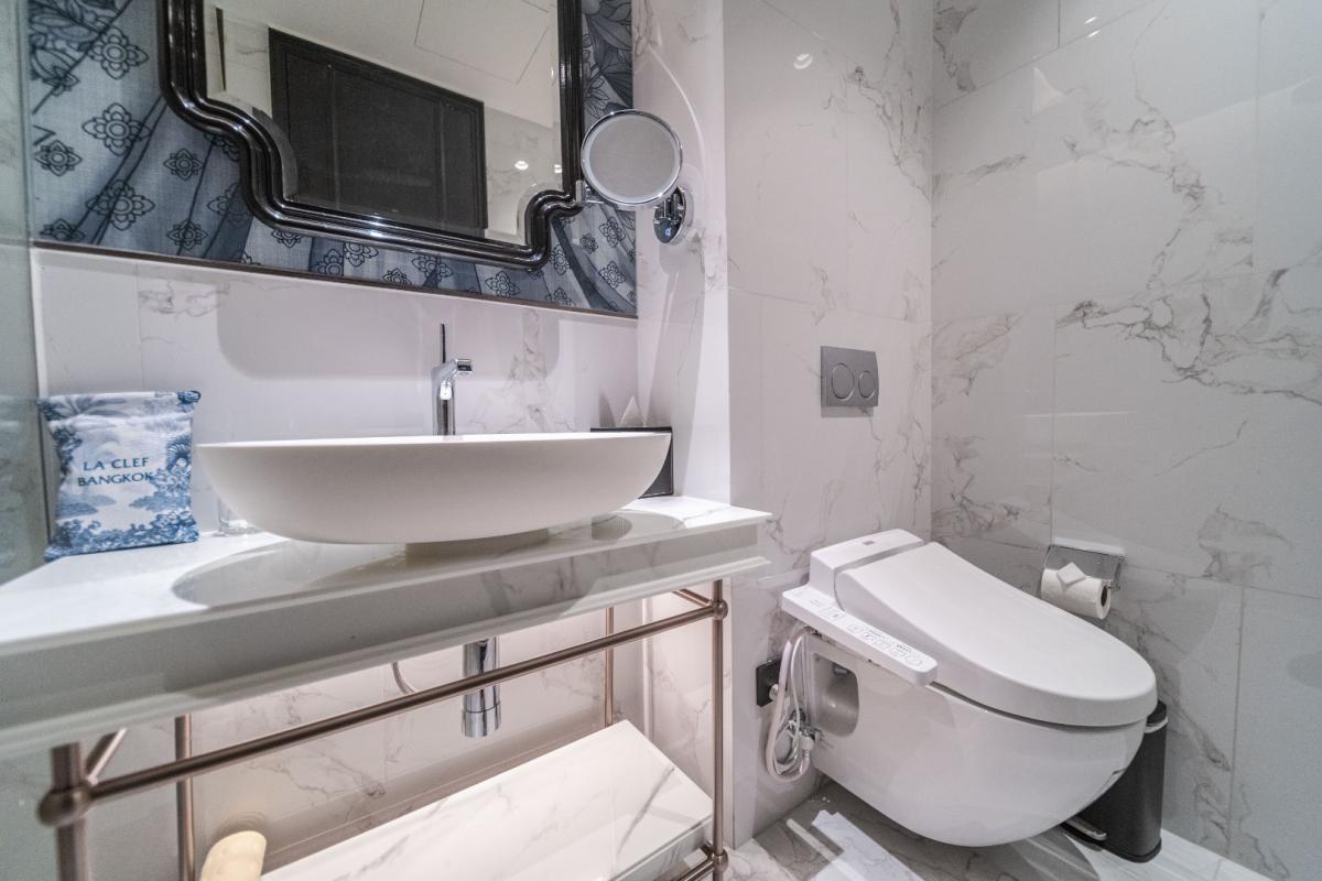 For RentCondoSukhumvit, Asoke, Thonglor : 🔥For Rent Now🔥 LA CLEF Two-Bedroom Premier, 95 sq.m., 150 meters from BTS Thonglor. Beautiful unit, ready to move in + Free Wi-fi + Cleaning 3 times/week + Pets allowed.