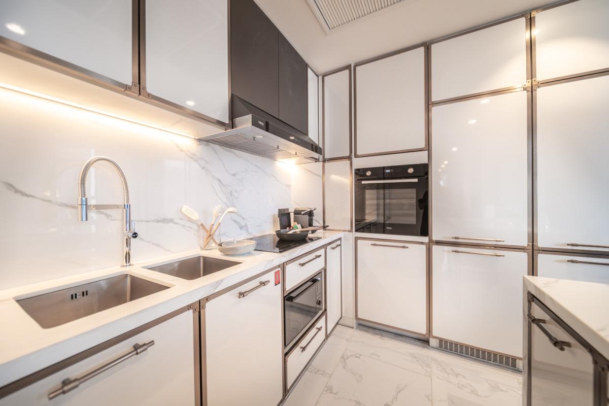 For RentCondoSukhumvit, Asoke, Thonglor : 🔥For Rent Now🔥 LA CLEF Two-Bedroom Premier, 95 sq.m., 150 meters from BTS Thonglor. Beautiful unit, ready to move in + Free Wi-fi + Cleaning 3 times/week + Pets allowed.