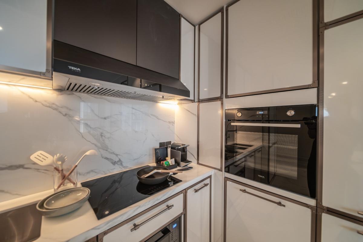 For RentCondoSukhumvit, Asoke, Thonglor : 🔥For Rent Now🔥 LA CLEF Two-Bedroom Premier, 95 sq.m., 150 meters from BTS Thonglor. Beautiful unit, ready to move in + Free Wi-fi + Cleaning 3 times/week + Pets allowed.