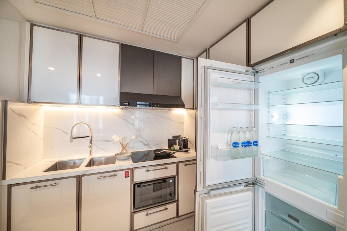 For RentCondoSukhumvit, Asoke, Thonglor : 🔥For Rent Now🔥 LA CLEF Two-Bedroom Premier, 95 sq.m., 150 meters from BTS Thonglor. Beautiful unit, ready to move in + Free Wi-fi + Cleaning 3 times/week + Pets allowed.