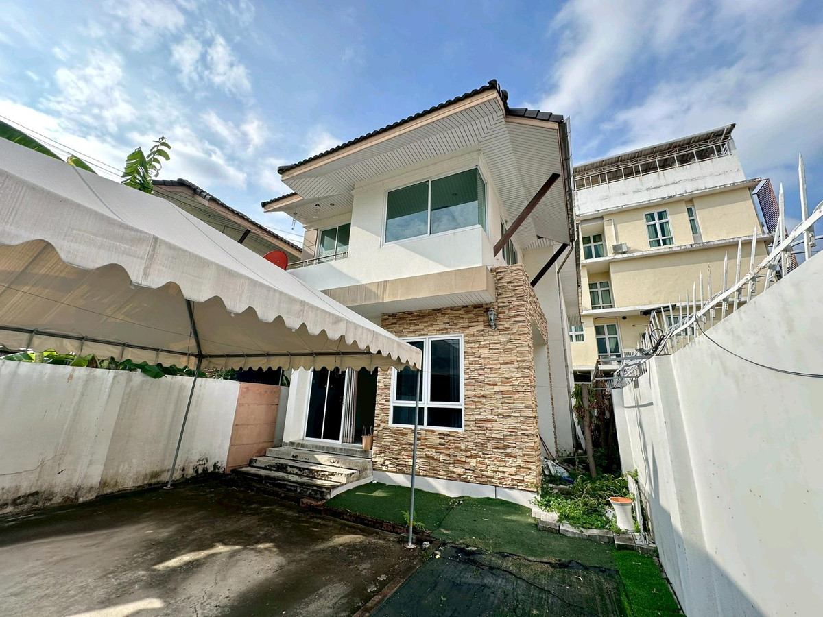 For SaleHouseLadprao101, Happy Land, The Mall Bang Kapi : Single house for sale, 50 sq m, 3 bedrooms, 3 bathrooms, Lat Phrao 107, Intersection 27, price 6.5 million baht.
