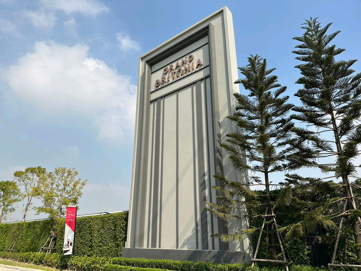 For SaleSamut Prakan,Samrong : The house is decorated and ready to move in. Semi-detached house, detached house function Grand Britannia Bangna-Suvarnabhumi