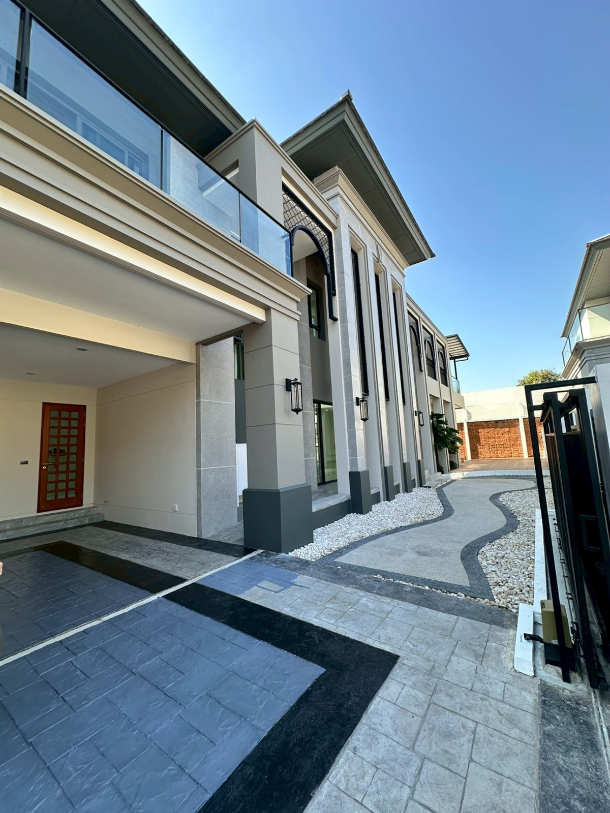 HouseSamut Prakan,Samrong : 🏡 The largest detached house in the project. Special price than when buying from the project, almost 10 million baht, Grand Bangkok Boulevard Srinakarin.