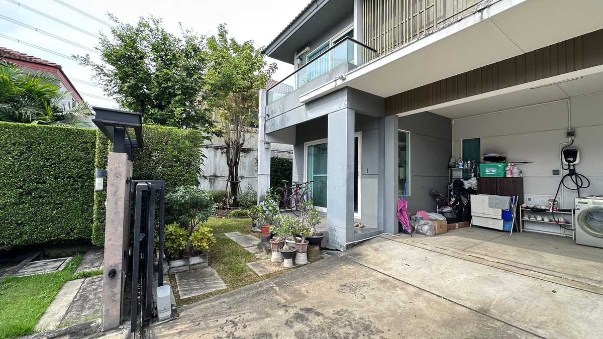 For SaleHouseLadkrabang, Suwannaphum Airport : Corner house, 57.2 sq m, 3 bedrooms, 3 bathrooms, 2-story detached house, Manthana On Nut, Wongwaen 4