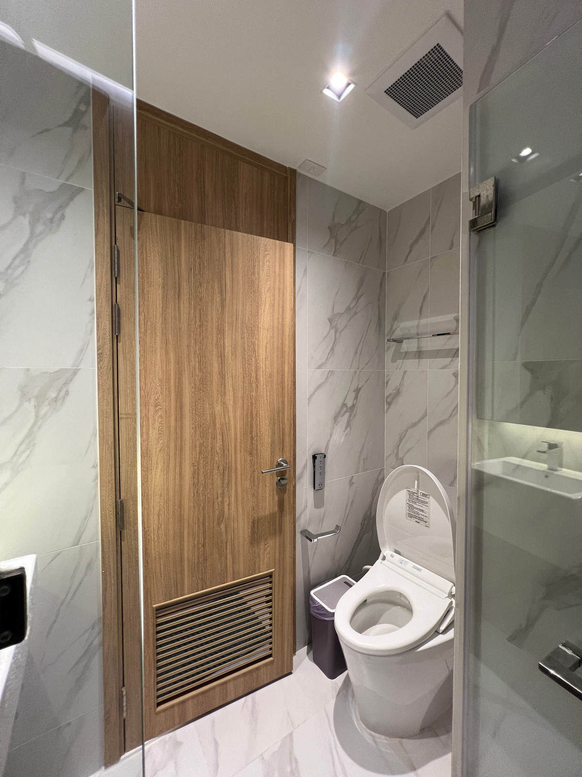 For RentCondoSukhumvit, Asoke, Thonglor : Luxury condo for rent, separated room with bathtub, Thonglor area