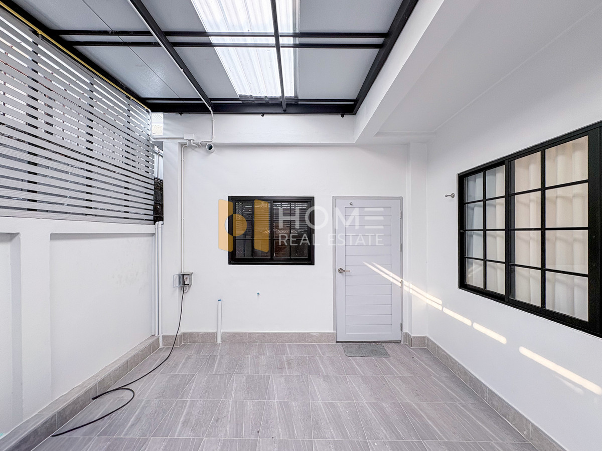 ขายบ้านลาดพร้าว เซ็นทรัลลาดพร้าว : บ้านเดี่ยวพร้อมที่ดิน นาคนิวาส 48 / 5 ห้องนอน (ขาย), Single house with land Nakniwat 48 / 5 Bedrooms (FOR SALE) TPM330